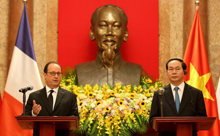Chủ tịch nước Trần Đại Quang và Tổng thống Pháp François Hollande họp báo sau hội đàm.